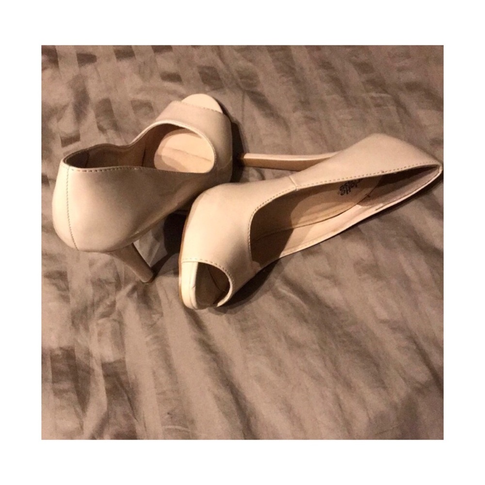CHARLOTTE RUSSE Nude Peep Toe Heels- Size 8 - Picture 2 of 3